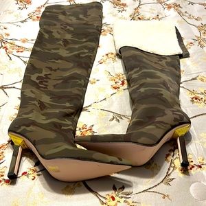 Good American High Kickstand Camo. New without box